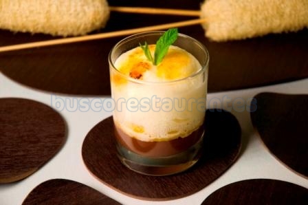 Espuma de crema catalana con budin de naranja y espeso de chocolate
